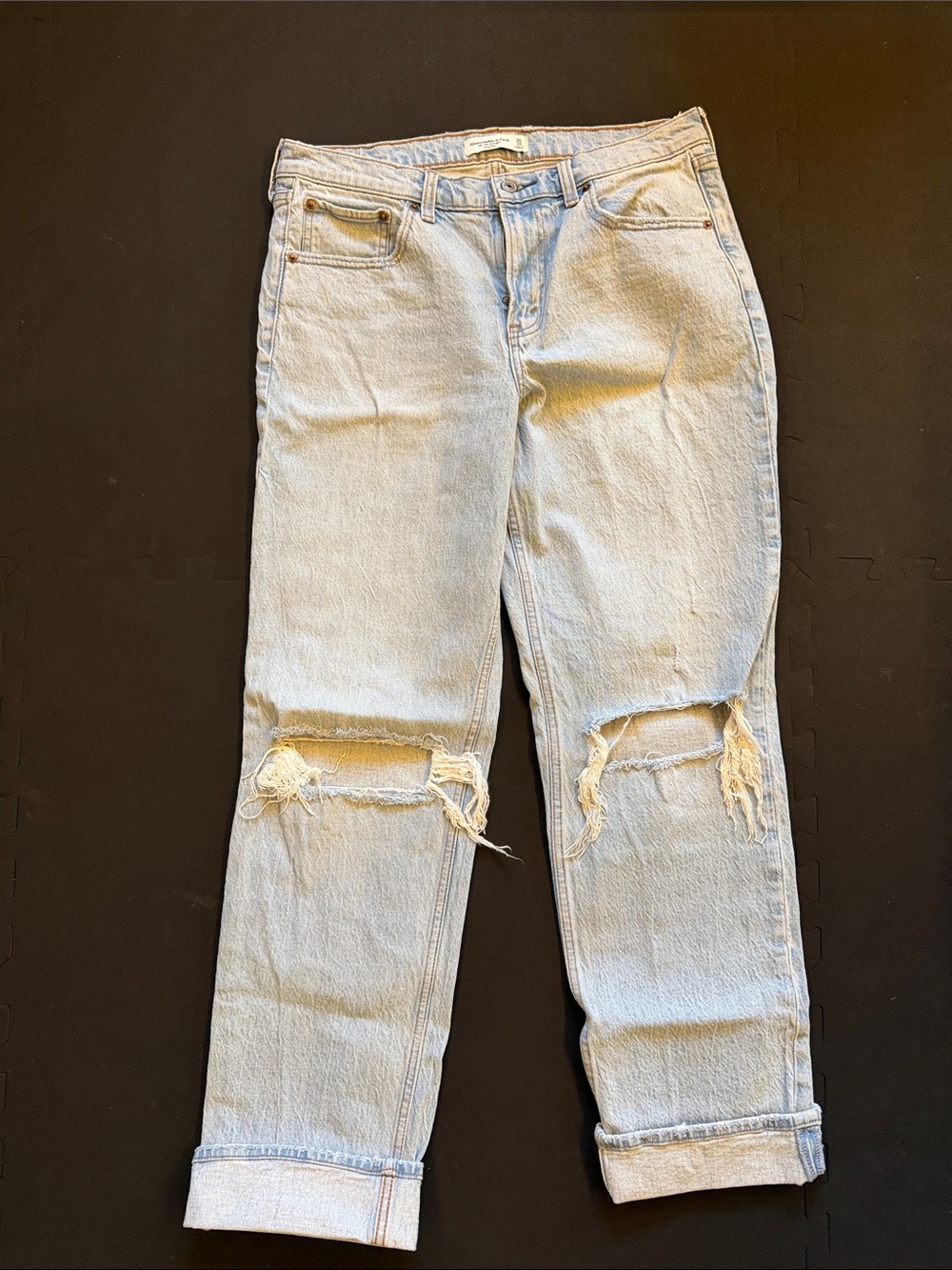 Abercrombie & Fitch Light Wash Distressed 90’s Straight Mid Rise Jeans